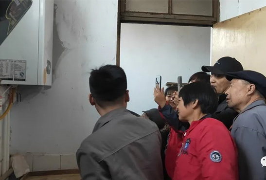 柳店壁挂炉入户调试 ，为村民冬季保驾护航