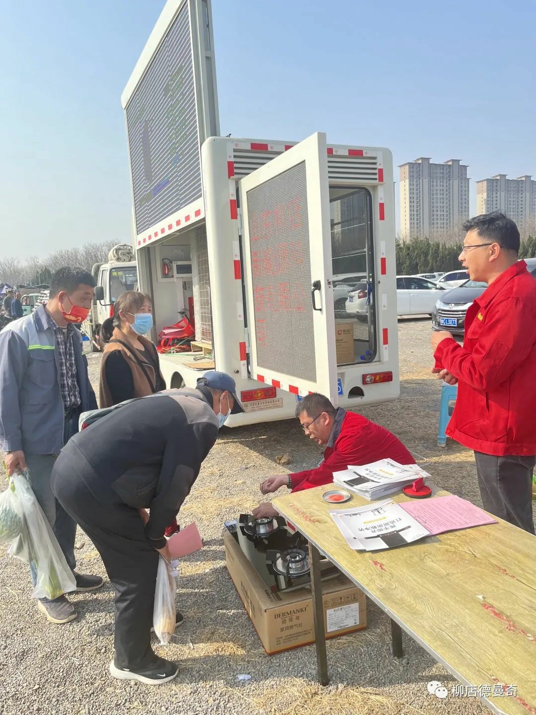 柳店“小摊”进集市 “接地气”宣传受欢迎